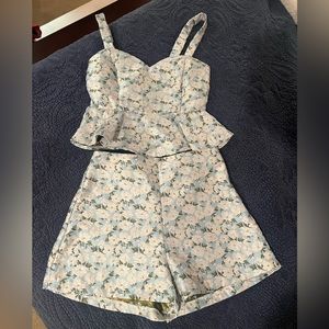Women’s floral 2 piece set. Baby blue with small white florals!